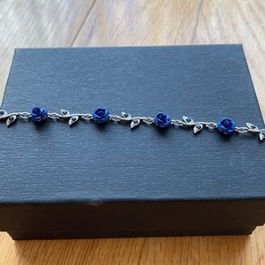 Silver bracelet with blue flowers